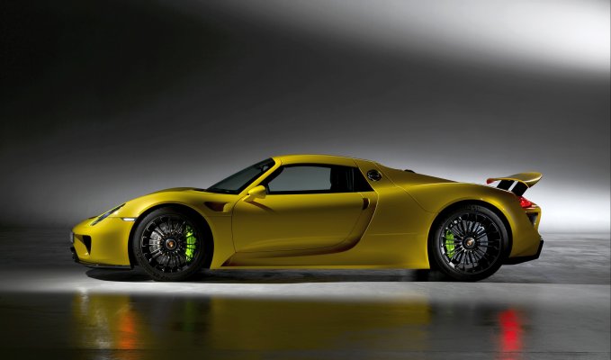 Porsche 918 Spyder side view